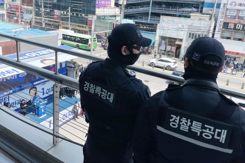 [구미=뉴시스] 권창회 기자 = 이재명 더불어민주당 대선 후보가 13일 경북 구미시 구미역 광장에서 열린 유세에서 지지호소를 하고 있는 가운데 경찰특공대가 경호활동을 하고 있다. (공동취재) 2025.05.13. photo@newsis.com