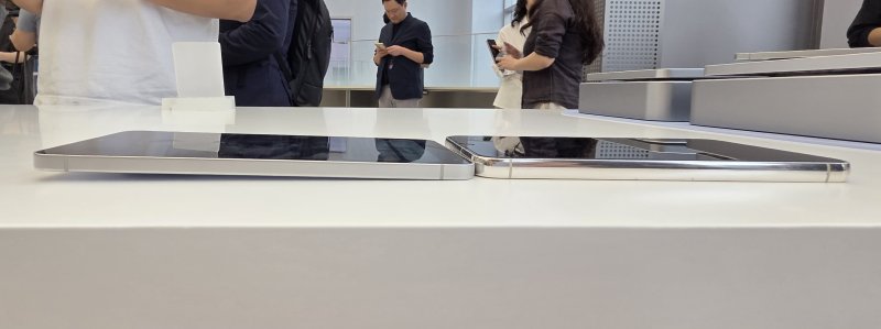 갤럭시S25 엣지(왼쪽)과 갤럭시S23 2025.05.13/뉴스1 ⓒNews1 김정현 기자