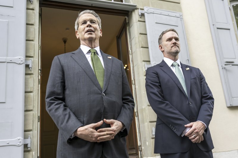 [제네바=AP/뉴시스] 스콧 베선트(왼쪽) 미국 재무부 자오간과 제이미슨 그리어 미 무역대표부(USTR) 대표가 11일(현지 시간) 스위스 제네바에서 열린 미중 무역 협상 2일차 회의를 마친 뒤 언론에 브리핑하고 있다. 2025.05.12.