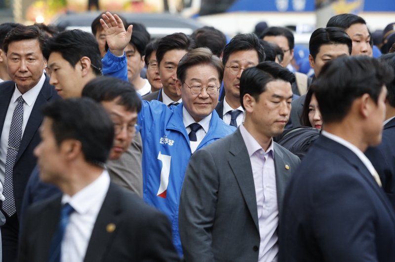 이재명 더불어민주당 대통령 후보가 대표적 험지인 대구·경북(TK) 지역 유세에 돌입한 13일 오후 울산 남구 롯데백화점 광장을 찾아 시민들을 향해 인사하고 있다. 2025.5.13/뉴스1 ⓒ News1 안은나 기자