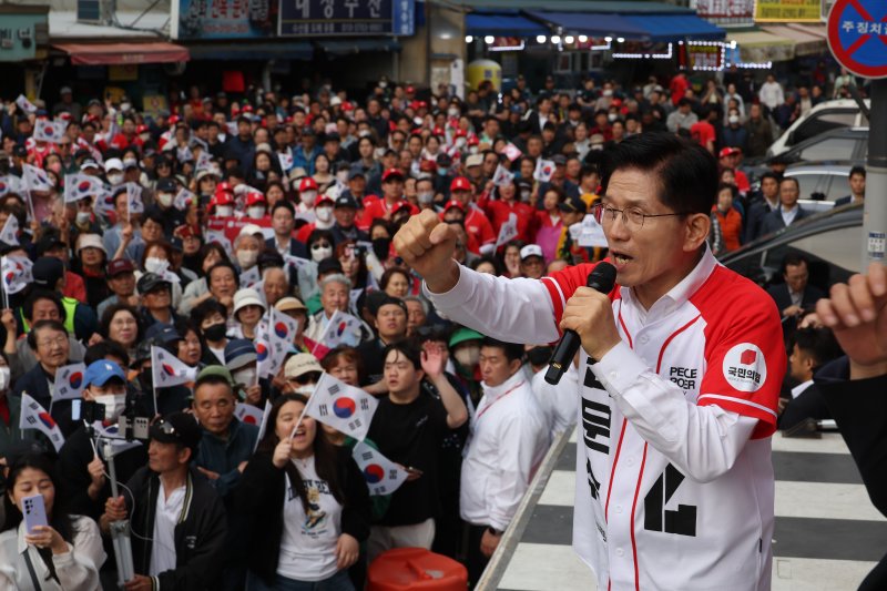 김문수 국민의힘 대통령 후보가 13일 부산 자갈치시장에서 유세를 하고 있다. (공동취재) 2025.5.13/뉴스1 ⓒ News1 김민지 기자