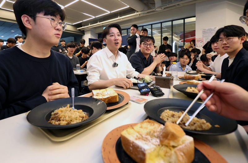 이준석 개혁신당 대통령 후보가 13일 대구 북구 경북대를 찾아 학생들과 점심 식사하며 대화를 나누고 있다. 2025.5.13/뉴스1 ⓒ News1 공정식 기자