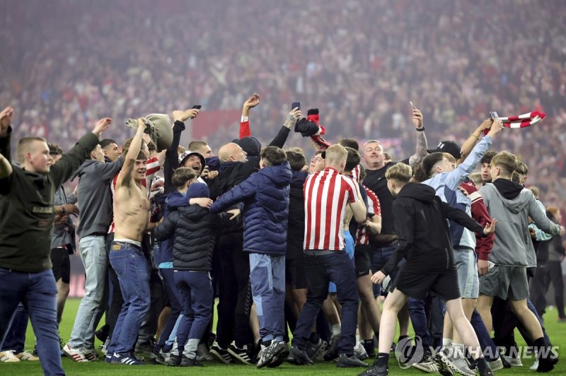 기쁨에 겨워 그라운드로 몰려나온 선덜랜드 팬들 (출처=연합뉴스)
