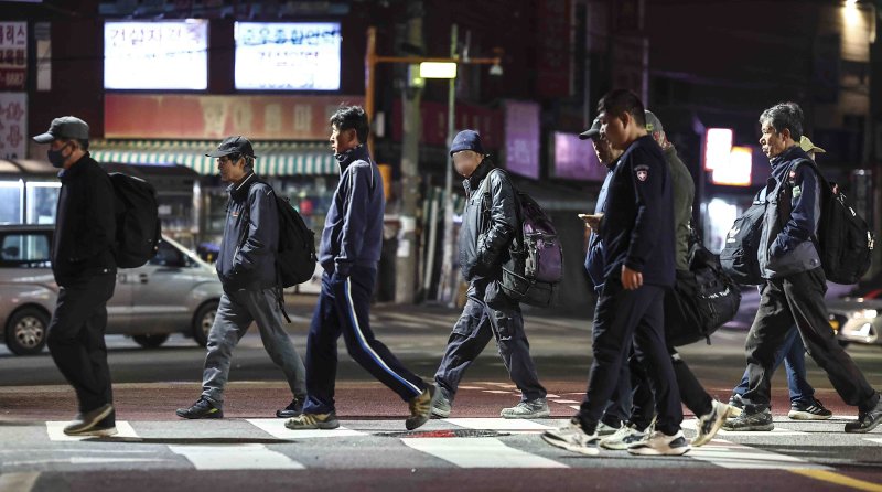 [서울=뉴시스] 김근수 기자 = 서울 구로구 남구로역 인근 인력시장에서 건설 일용직 노동자들이 일자리를 구하기 위해 이동하고 있다. 2025.04.10. ks@newsis.com
