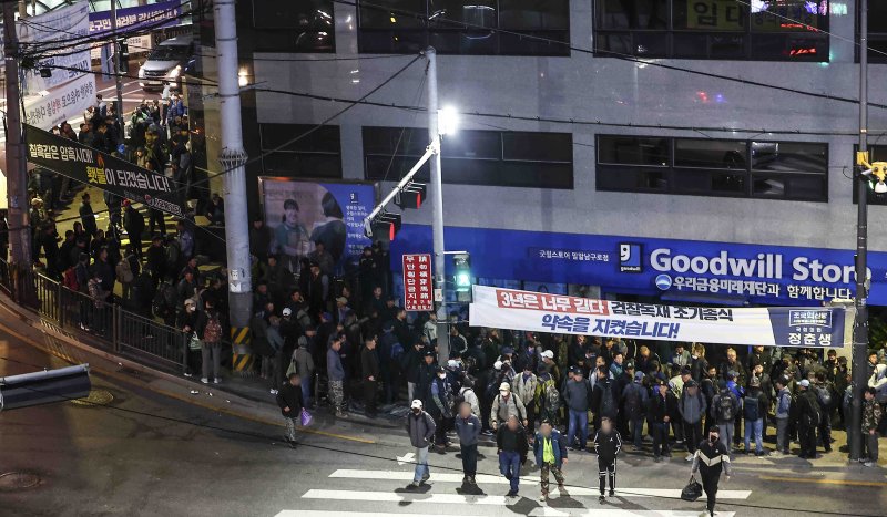[서울=뉴시스] 김근수 기자 = 새벽 서울 구로구 남구로역 인근 인력시장에서 건설 일용직 노동자들이 일자리를 구하기 위해 장사진을 이루고 있다. 2025.04.10. ks@newsis.com