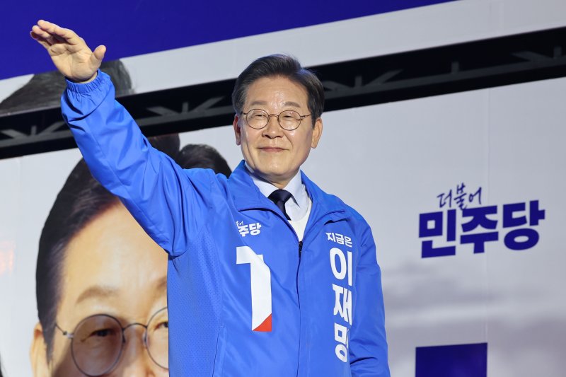 [울산=뉴시스] 권창회 기자 = 이재명 더불어민주당 대선 후보가 13일 울산 남구 롯데백화점 울산점 광장에서 열린 유세를 마치고 지지자들에게 인사하고 있다. 2025.05.13. kch0523@newsis.com