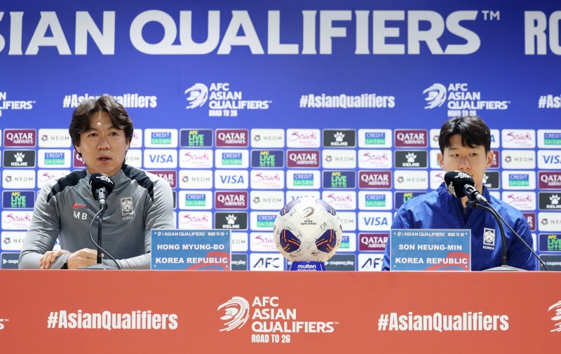 [고양=뉴시스] 김진아 기자 = 대한민국 축구대표팀 홍명보 감독이 19일 경기 고양종합운동장에서 3월 A매치 대비 훈련에 앞서 열린 공식 기자회견에서 취재진의 질문에 답하고 있다. 한국은 오는 20일 고양종합운동장에서 오만과 2026 국제축구연맹(FIFA) 북중미 월드컵 아시아 지역 3차 예선 7차전을 치른 뒤, 25일 수원월드컵경기장에서 요르단과 8차전을 갖는다. 2025.03.19. bluesoda@newsis.com