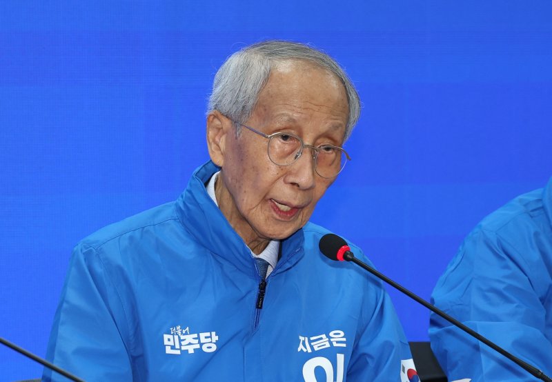 김문수 "윤석열 못 내쫓아"에…윤여준 "국민 기만, 기가 막혀"