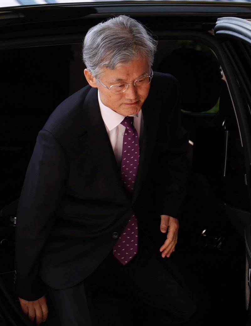 [서울=뉴시스] 추상철 기자 = 조희대 대법원장이 14일 오전 서울 서초구 대법원으로 출근하고 있다. 이날 조희대 대법원장과 대법관 등은 국회 법제사법위원회의 '조희대 대법원장 등 사법부의 대선개입 의혹 진상규명 청문회'에 증인으로 채택 됐으나 불출석 사유서를 제출했다. 2025.05.14. scchoo@newsis.com