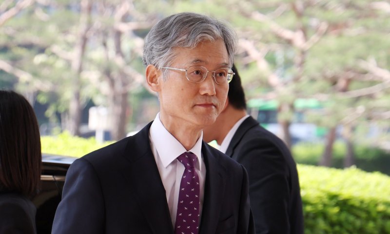 [서울=뉴시스] 추상철 기자 = 조희대 대법원장이 14일 오전 서울 서초구 대법원으로 출근하고 있다. 이날 조희대 대법원장과 대법관 등은 국회 법제사법위원회의 '조희대 대법원장 등 사법부의 대선개입 의혹 진상규명 청문회'에 증인으로 채택 됐으나 불출석 사유서를 제출했다. 2025.05.14. scchoo@newsis.com