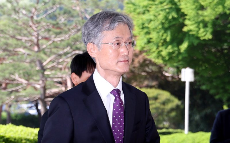 [서울=뉴시스] 추상철 기자 = 조희대 대법원장이 14일 오전 서울 서초구 대법원으로 출근하고 있다. 이날 조희대 대법원장과 대법관 등은 국회 법제사법위원회의 '조희대 대법원장 등 사법부의 대선개입 의혹 진상규명 청문회'에 증인으로 채택 됐으나 불출석 사유서를 제출했다. 2025.05.14. scchoo@newsis.com