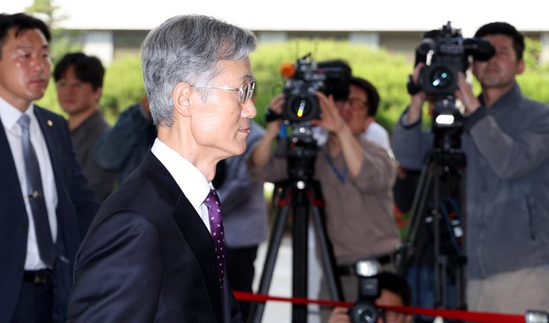 [서울=뉴시스] 추상철 기자 = 조희대 대법원장이 14일 오전 서울 서초구 대법원으로 출근하고 있다. 이날 조희대 대법원장과 대법관 등은 국회 법제사법위원회의 '조희대 대법원장 등 사법부의 대선개입 의혹 진상규명 청문회'에 증인으로 채택 됐으나 불출석 사유서를 제출했다. 2025.05.14. scchoo@newsis.com