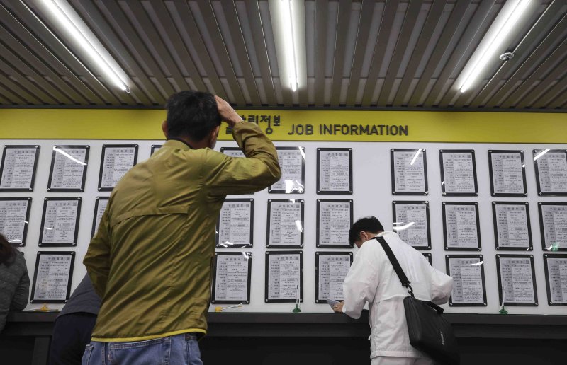 [서울=뉴시스] 김근수 기자 = 14일 서울 마포구 서부고용복지플러스센터 일자리 정보 게시판 앞에서 구직자들이 이력서를 작성하고 있다. 4월 취업자 수는 약 20만 명 증가해 넉 달째 두 자릿수 증가세를 이어갔지만, 제조업(-12만4천 명)과 건설업(-15만 명) 등 양질의 일자리에서는 오히려 크게 감소했다. 연령대별로는 60세 이상(34만 명↑)과 30대(9만3천 명↑)가 늘었으나, 20대(-17만9천 명)는 감소 폭이 컸고 청년층 고용률도 전년 대비 하락(45.3%, -0.9%p)했다. 전체 실업률은 2.9%로 소폭 하락했지만,