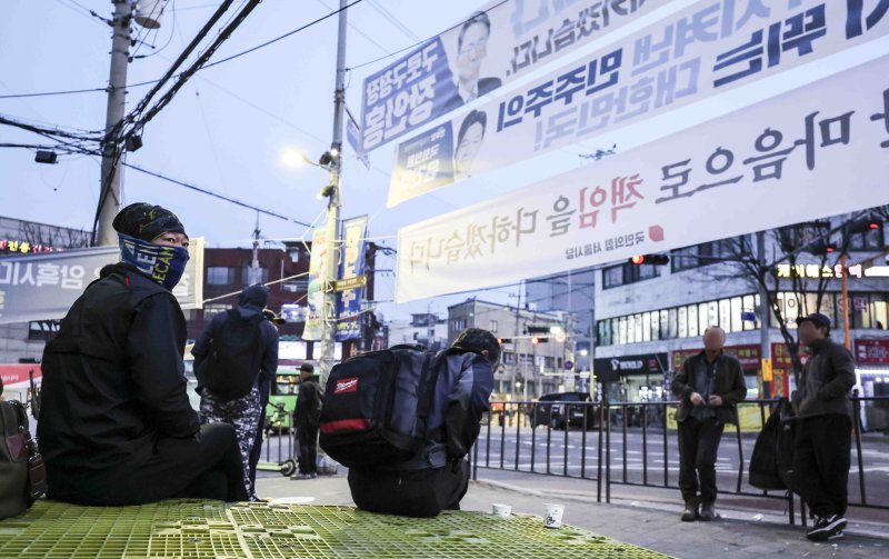 [서울=뉴시스] 김근수 기자 = 10일 새벽 서울 구로구 남구로역 인근 인력시장에서 건설 일용직 노동자들이 일자리를 구하기 위해 대기하고 있다. 2025.04.10. ks@newsis.com