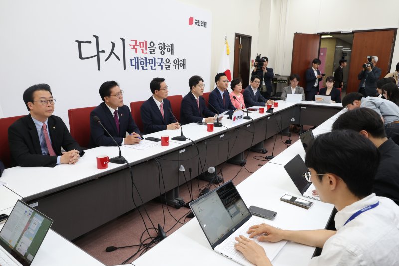 [서울=뉴시스] 조성봉 기자 = 권성동 국민의힘 원내대표가 14일 오전 서울 여의도 국회에서 열린 원내대표 주재 법제사법위원회 긴급회의에서 발언을 하고 있다. 2025.05.14. suncho21@newsis.com