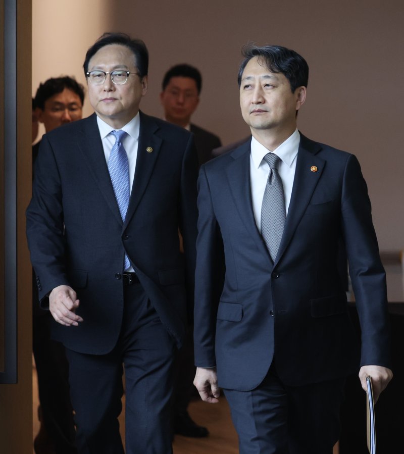 [서울=뉴시스] 김진아 기자 = 안덕근(오른쪽) 산업통상자원부 장관과 정인교 통상교섭본부장. 2025.03.27. bluesoda@newsis.com