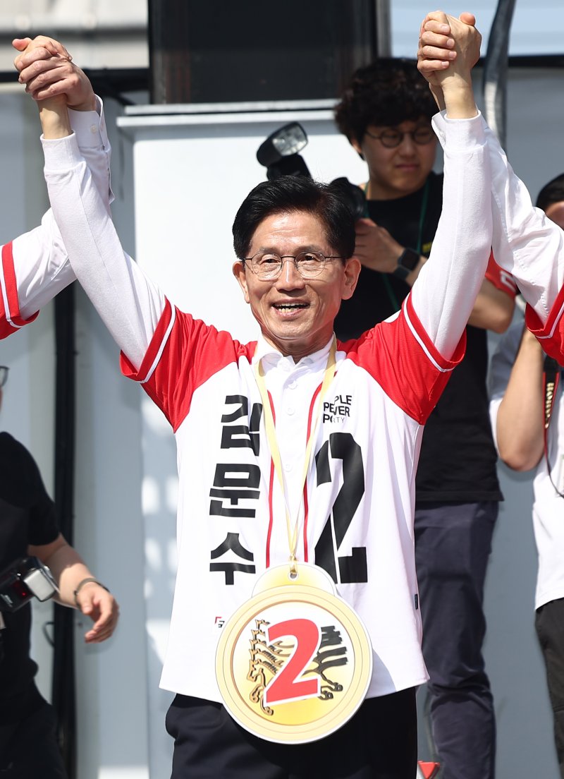 김문수 "윤석열 못 내쫓아"에…윤여준 "국민 기만, 기가 막혀"