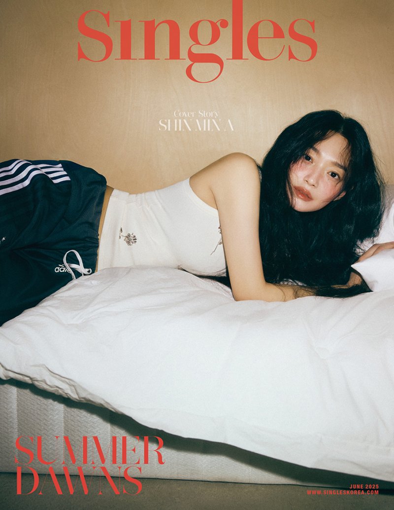 신민아, 섹시·러블리 그 자체…침대 누워 그윽 [N화보]