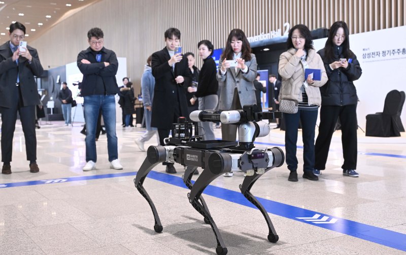 [수원=뉴시스] 김종택 기자 = 삼성전자 제56기 정기 주주총회가 열린 19일 경기도 수원시 수원컨벤션센터에서 열렸다. 이번 주주총회에서는 주주체험 강화를 위해 삼성전자 AI Home, 볼리(Ballie), 차세대 디스플레이, 갤럭시 AI, 의료기기, 하만 전장과 오디오도 전시했다. (공동취재) 2025.03.19. photo@newsis.com