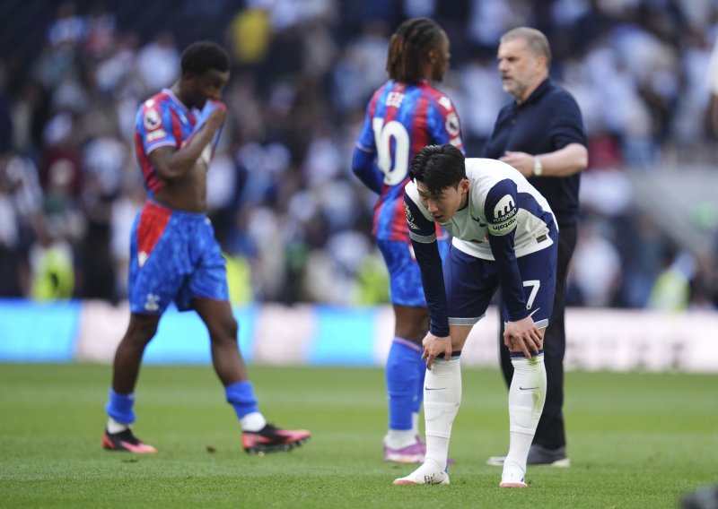 [런던=AP/뉴시스] 토트넘 홋스퍼의 손흥민이 지난 11일(현지 시간) 영국 런던의 토트넘 홋스퍼 스타디움에서 열린 2024-25 프리미어리그 36라운드 크리스털 팰리스와의 경기를 마친 후 아쉬워하고 있다. 손흥민은 후반 13분 교체 투입돼 8경기 만에 운동장을 밟았으며 토트넘은 0-2로 완패했다. 2025.05.12.