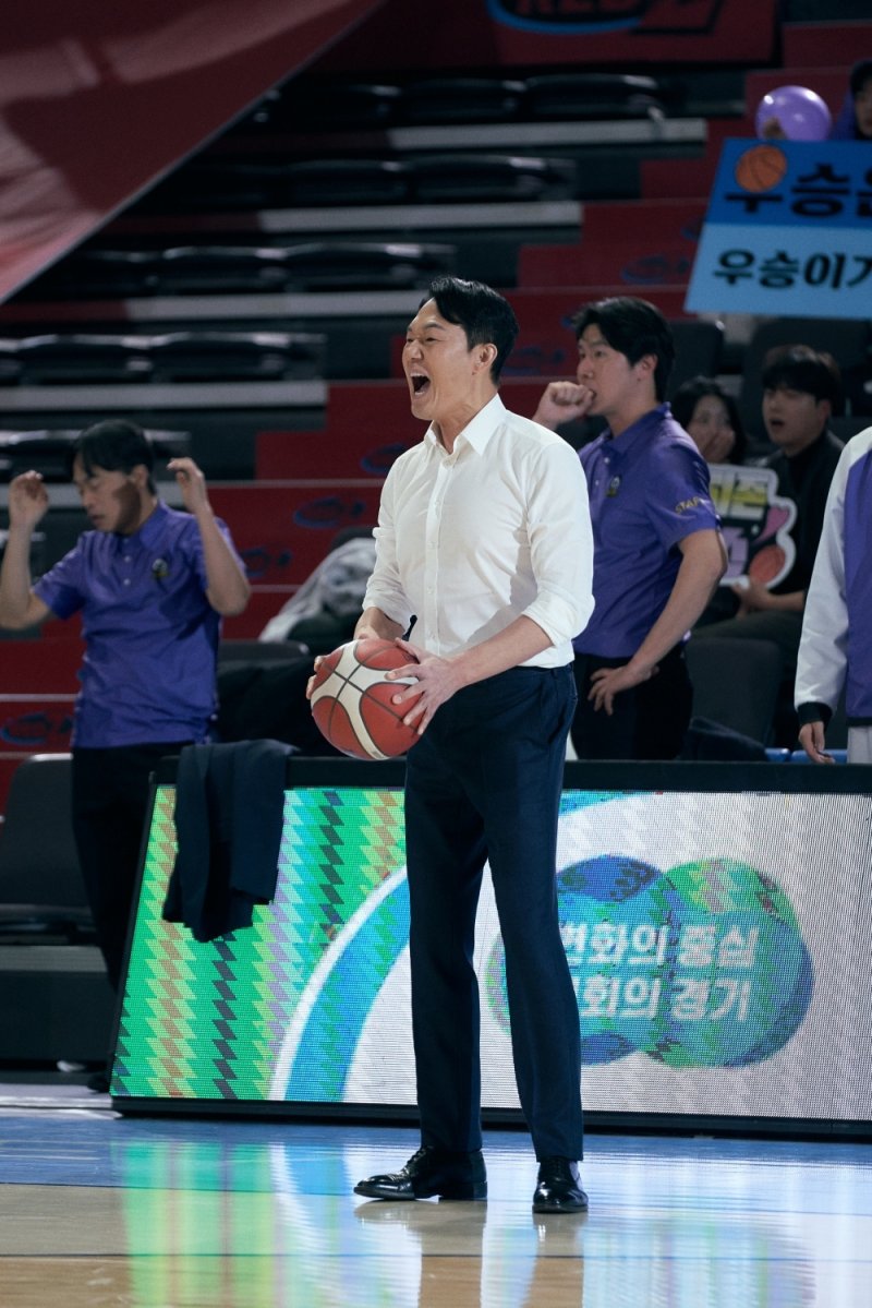 '맹감독의 악플러' 박성웅, 프로농구 감독 변신…강렬 카리스마