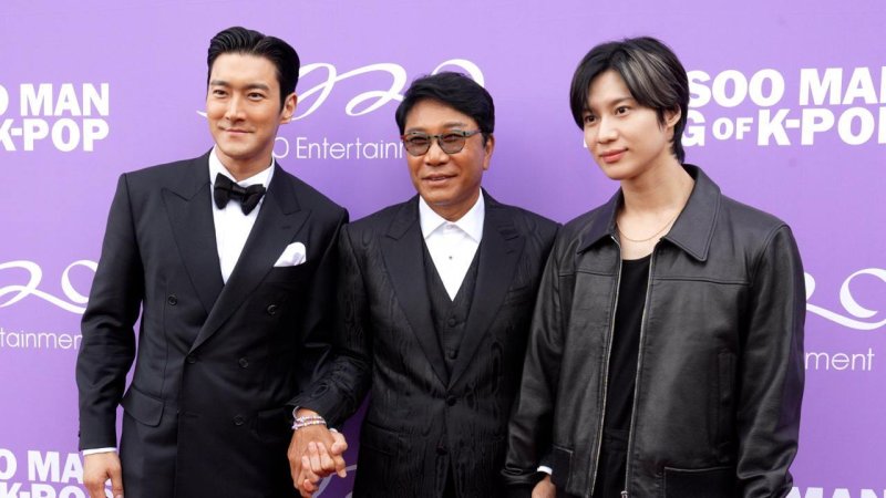 최시원·태민·티파니·효연, '선생님' 이수만과 재회…다큐멘터리 시사회 등장