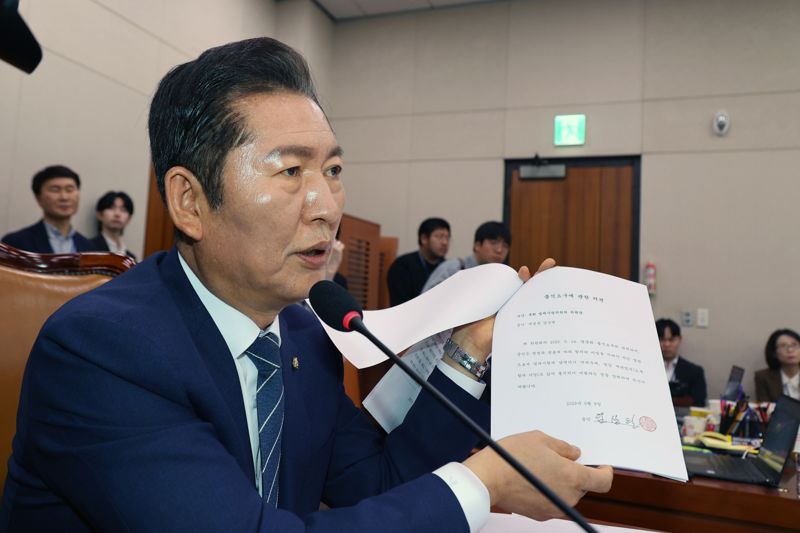 바카라사이트 국회 법제사법바카라사이트회 위원장이 14일 오전 서울 여의도 국회에서 열린 법사위 전체회의에서 조희대 대법원장의 출석요구에 대한 의견서를 손에 들고 발언을 하고 있다. 사진=서동일 기자