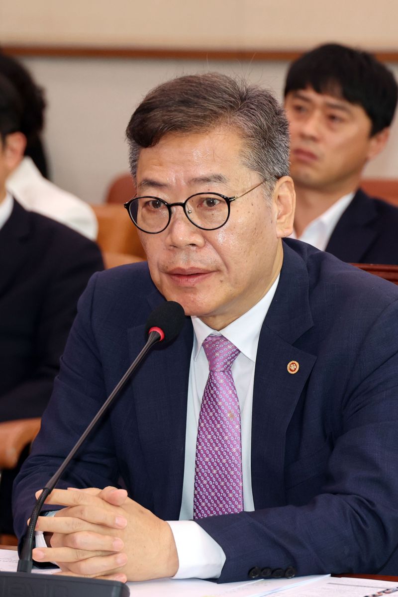 김용빈 중앙선거관리위원회 사무총장이 14일 오전 서울 여의도 국회에서 열린 법제사법위원회 전체회의에서 바카라사이트 질의에 답변하고 있다. 사진=서동일 기자