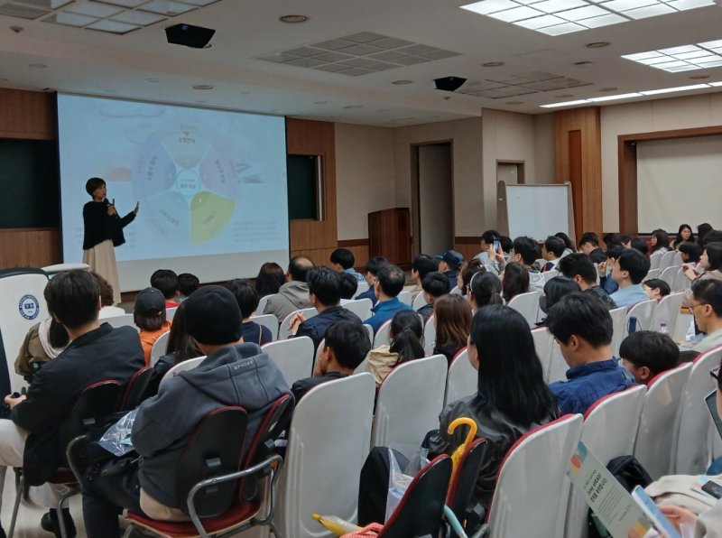 지난 10일 열린 오리엔테이션에서 김선아 센터장이 발표하고 있다. (사진=한양대 제공) *재판매 및 DB 금지