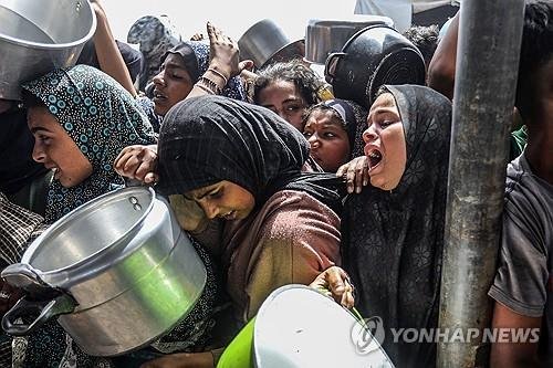 음식 얻으려는 가자지구 주민들 (출처=연합뉴스)