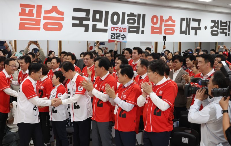 [대구=뉴시스] 고승민 기자 = 김문수 국민의힘 대선 후보가 13일 대구 수성구 대구시당에서 열린 선거대책위원회 출정식에서 참석자들과 인사하고 있다. 2025.05.13. kkssmm99@newsis.com