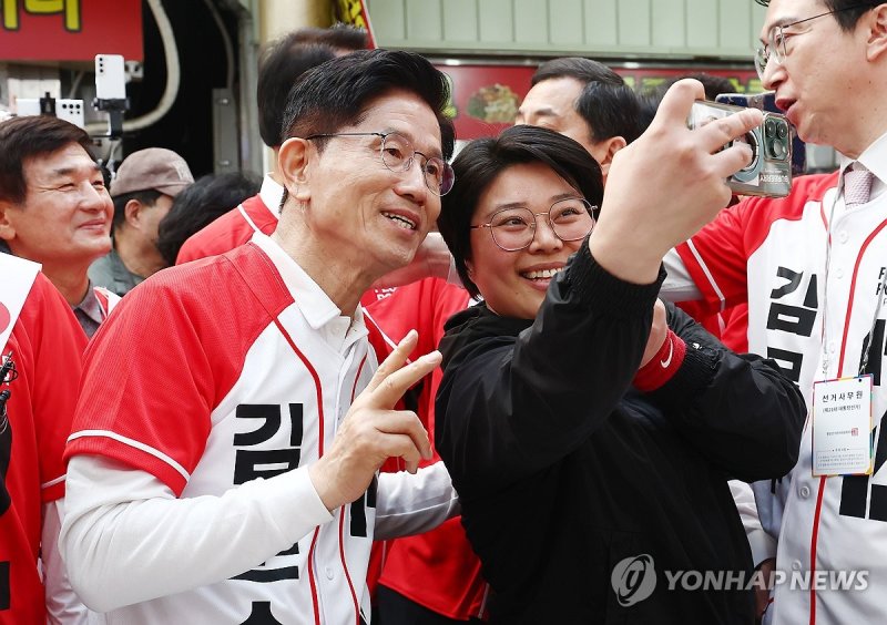 진주중앙시장 방문한 김문수 후보 (출처=연합뉴스)