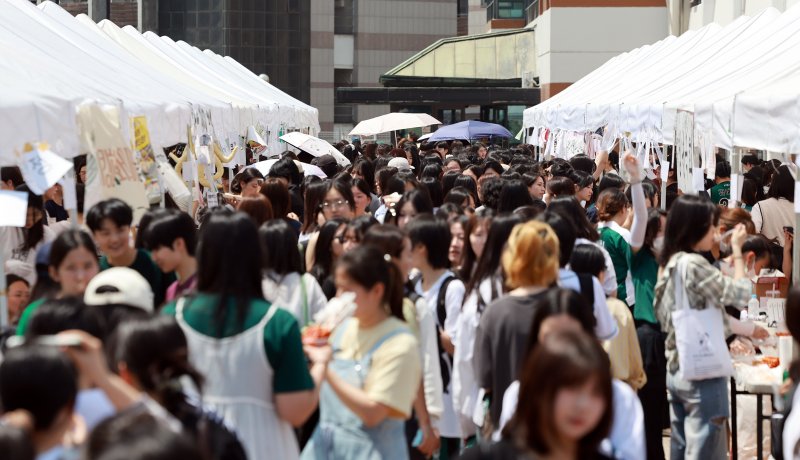 지난 5월 14일 서울 서대문구 대현동 이화여자대 축제 현장이 학생들로 북적인다. 뉴스1