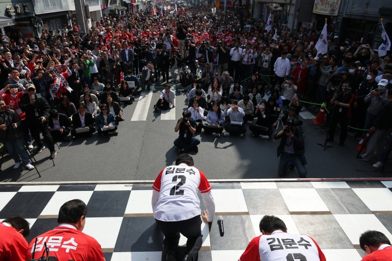김문수 국민의힘 대통령 후보가 14일 오전 경남 진주시 진주광미사거리 일대에서 유세를 하고 있다. (공동취재) 2025.5.14/뉴스1 ⓒ News1 김민지 기자