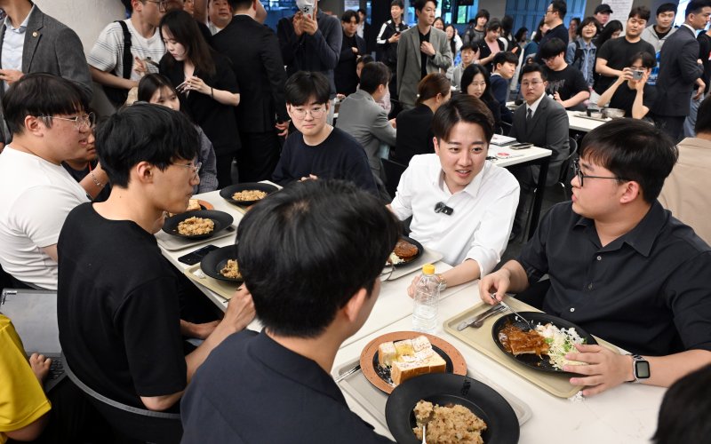 이준석 개혁신당 대통령 후보가 13일 대구 북구 경북대를 찾아 학생들과 점심 식사하며 대화 나누고 있다. 2025.5.13/뉴스1 ⓒ News1 공정식 기자