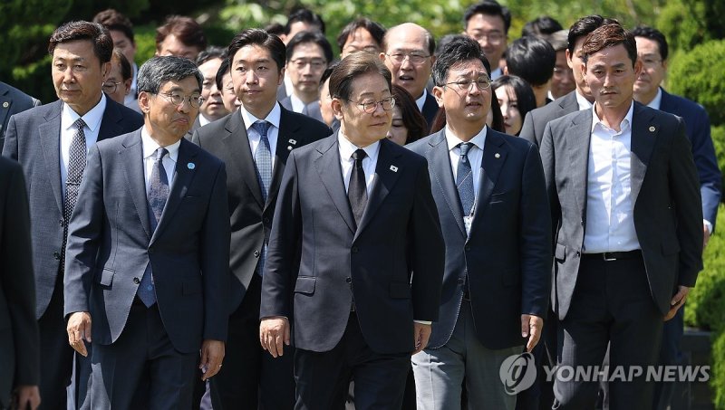 이재명 "산업은행 부산 이전 어려워…해수부는 옮기겠다"