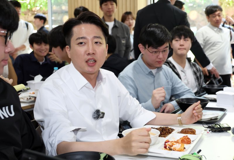 '학식 정치' 맛들인 이준석..최대 부동층 청년표심 노림수