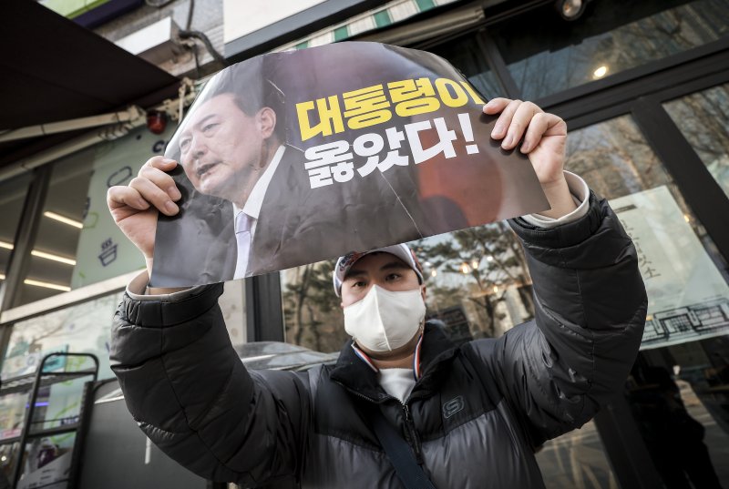 [서울=뉴시스] 정병혁 기자 = '서부지법 난동 사태' 관련 첫 재판이 열린 10일 서울 마포구 서울서부지방법원 인근에서 열린 서부지법 애국청년들 불법구속 규탄대회에서 참가자들이 피켓을 들고 있다. 2025.03.10. jhope@newsis.com