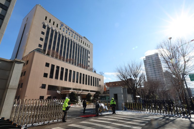 [서울=뉴시스] 김금보 기자 = 7일 오후 서울 마포구 서울서부지방법원에서 삼엄한 경비속에 사람이 드나들고 있다.서울서부지방법원은 지난 5일부터 재판 방청을 재개하며 정상화를 시작했다. 아직은 방문 목적을 밝힌 이에 한해 청사 부지와 건물 출입을 허용하고, 촬영 취재에 제한을 두는 등 난동 사태 이전 보다 엄격한 출입관리가 이뤄지고 있다. 2025.02.07. kgb@newsis.com