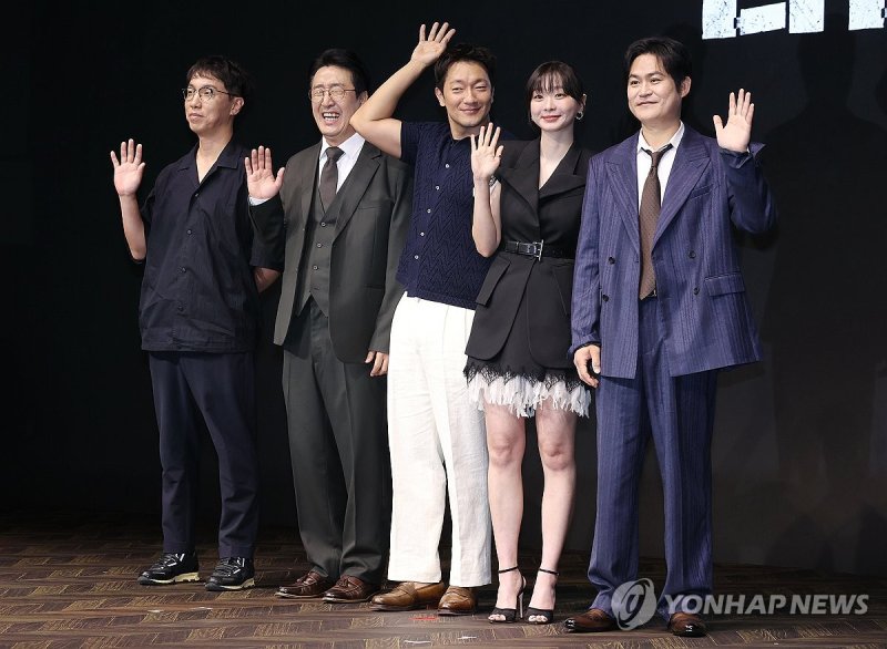 '나인퍼즐' 감독과 출연진 (출처=연합뉴스)