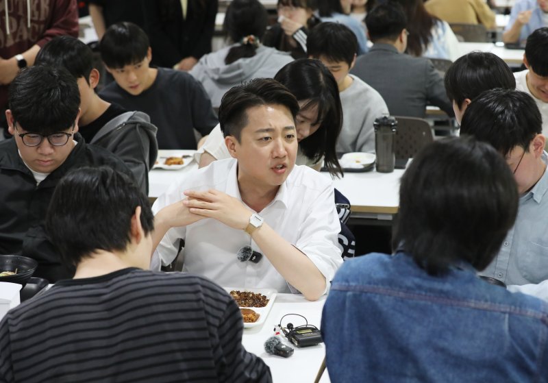 이준석 개혁신당 대통령 후보가 14일 부산 금정구 부산대학교를 찾아 학생들과 학식을 먹으며 대화하고 있다. 2025.5.14/뉴스1 ⓒ News1 윤일지 기자