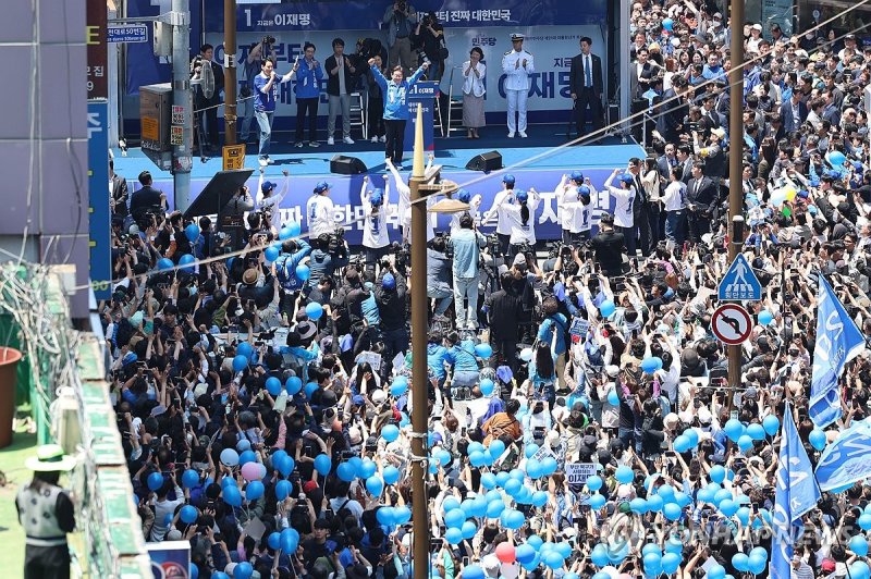 지지자들에게 인사하는 이재명 후보 (출처=연합뉴스)