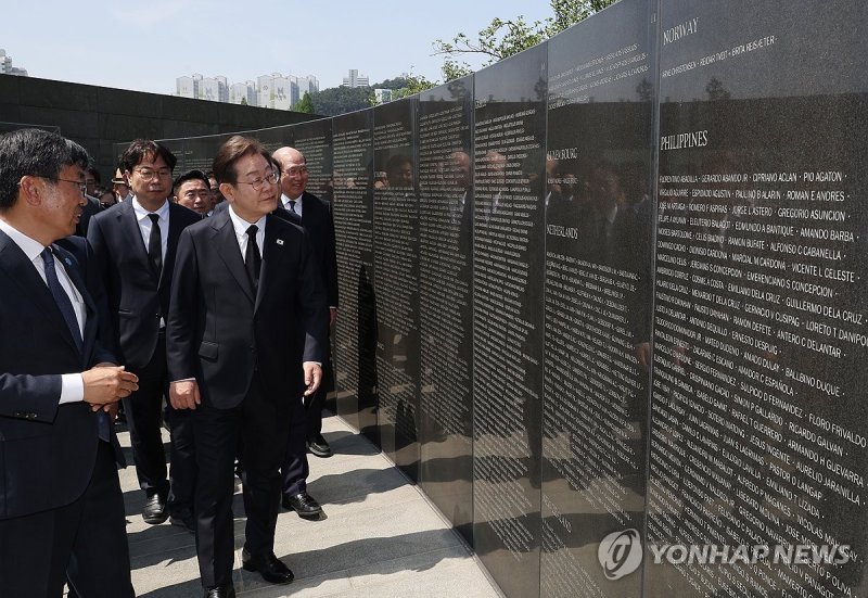 유엔군 전몰자 위령탑 둘러보는 이재명 (출처=연합뉴스)