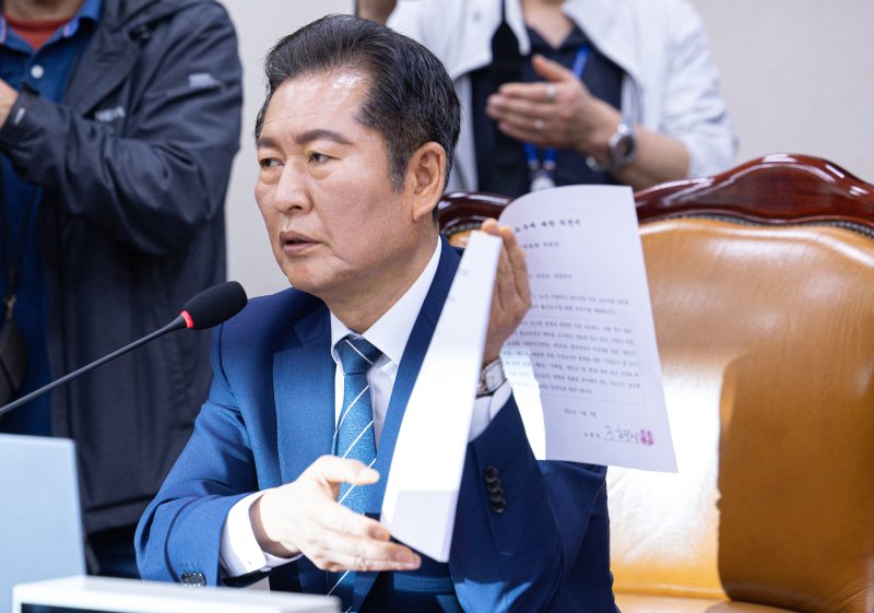 정청래 국회 법제사법위원회 위원장이 14일 오전 서울 여의도 국회에서 열린 법사위 전체회의에서 조희대 대법원장의 출석요구에 대한 의견서를 손에 들고 발언을 하고 있다. 2025.5.14/뉴스1 ⓒ News1 이재명 기자