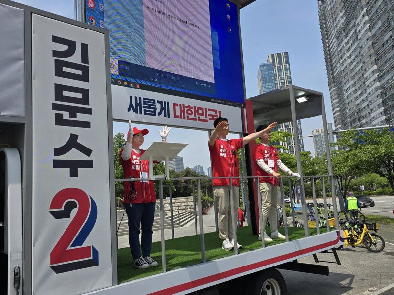김기흥 전 국민의힘 대변인이자 전 대통령실 부대변인이 지난 13일 인천 연수구 시내에서 김문수 국민의힘 대선후보 지원 유세를 벌이고 있다. 사진=김기흥 전 대변인 SNS