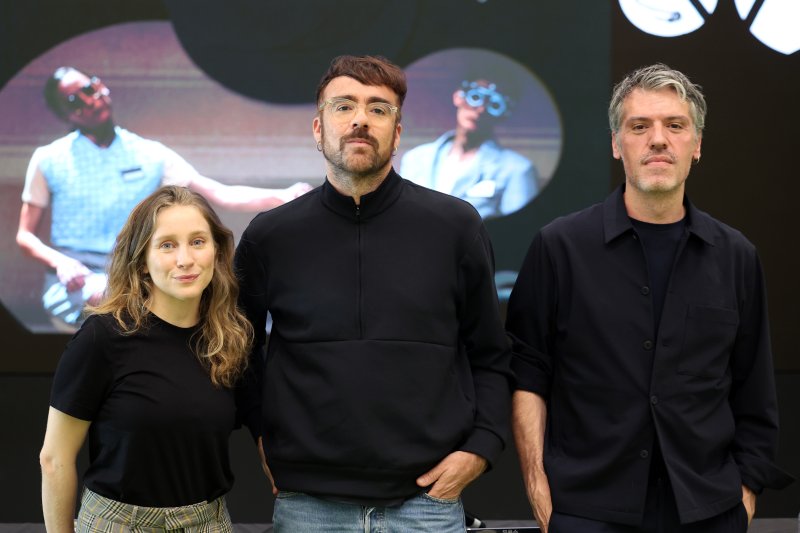 [서울=뉴시스] 박진희 기자 = 스페인 안무가 마르코스 모라우(Marcos Morau)가 14일 서울 강남구 GS타워 오픈홀에서 기자간담회를 하고 있다. 마르코스 모라우는 기괴한 상상력과 독특한 움직임, 다양한 매체 활용하는 현대무용계의 슈팅 스타이다. GS문화재단은 마르코스 모라우 대표작 '파시오나리아', '죽음의 무도'를 오는 16일~18일 서울 GS아트센터에서 공연한다. 왼쪽부터 무용수 앙젤라 보슈(Angela Boix), 마르코스 모라우, 프로덕션 감독 후안 힐 갈린도(Juan Gil Galindo). 2025.05.14. 