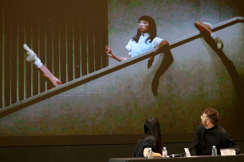 [서울=뉴시스] 박진희 기자 = 스페인 안무가 마르코스 모라우(Marcos Morau)가 14일 서울 강남구 GS타워 오픈홀에서 기자간담회를 하고 있다. 마르코스 모라우는 기괴한 상상력과 독특한 움직임, 다양한 매체 활용하는 현대무용계의 슈팅 스타이다. GS문화재단은 마르코스 모라우 대표작 '파시오나리아', '죽음의 무도'를 오는 16일~18일 서울 GS아트센터에서 공연한다. 2025.05.14. pak7130@newsis.com