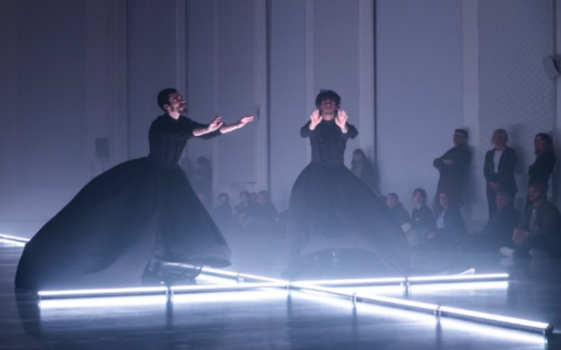 [서울=뉴시스]'죽음의 무도: 내일은 물음이다' 공연 장면 (사진=GS문화재단 제공)