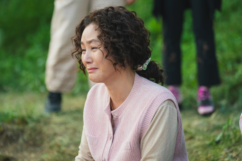 김성령, 뽀글머리 중년 가장…'예쁨' 내려놓은 변신