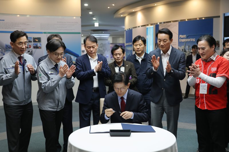 김문수, 두산에너빌리티 찾아 "탈원전 역경 이겨내…더욱 도약할 수 있게 지원"